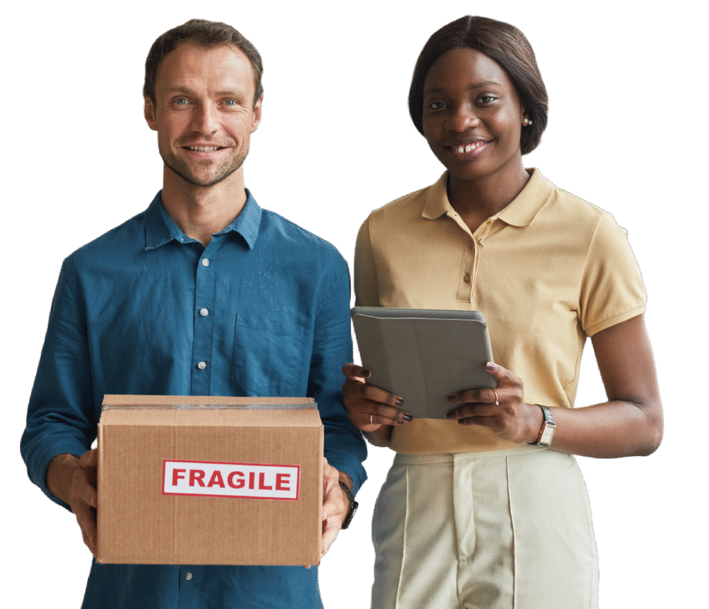 Hombre con camisa azul sosteniendo una caja de cartón con etiqueta roja que dice "FRAGILE", junto a una mujer con blusa beige que sostiene una tableta electrónica.